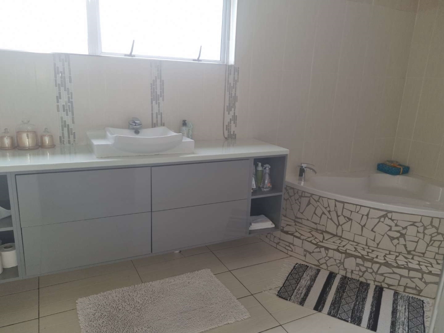 5 Bedroom Property for Sale in Nahoon Valley Park Eastern Cape